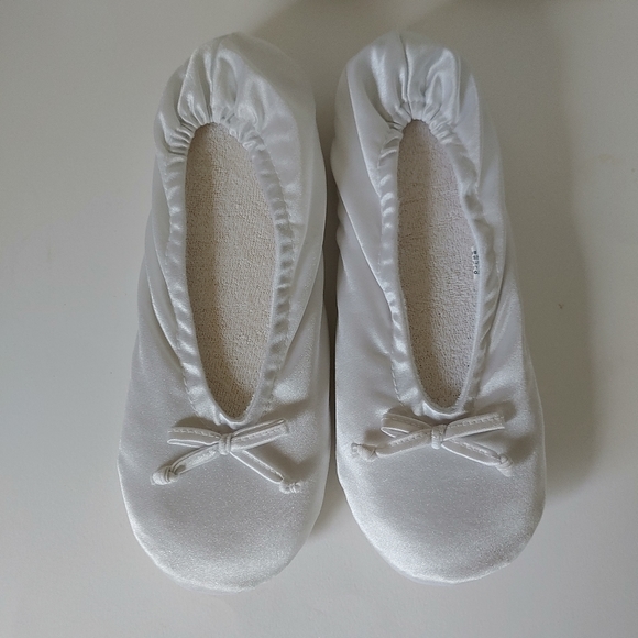 Tender Tootsies Classic Ballerina Slippers Suede Sole Satin White Size 8 / 9 - Picture 3 of 6